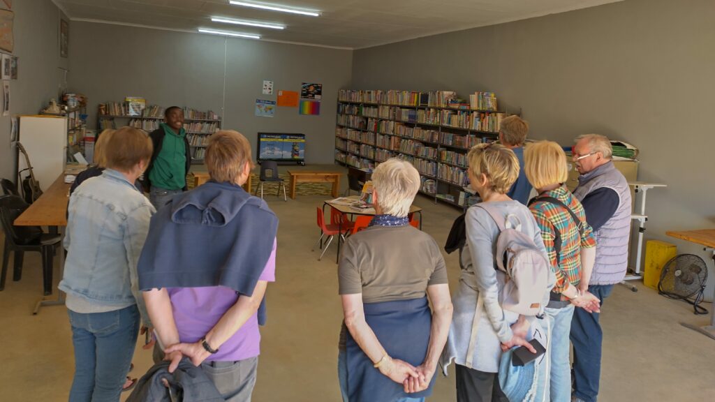 Besuchergruppe in der Bibliothek der PVP School